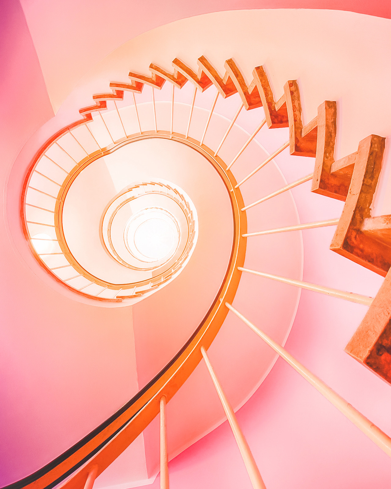 Pinke spiralförmige Treppe im Cafe Glockenspiel in München Deutschland whereismella